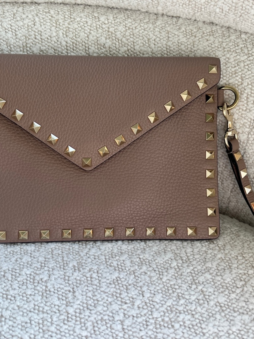 Valentino Garavani Medium Rockstud Grainy Calfskin Pouch Wristlet Poudre Taupe - Picture 2 of 15
